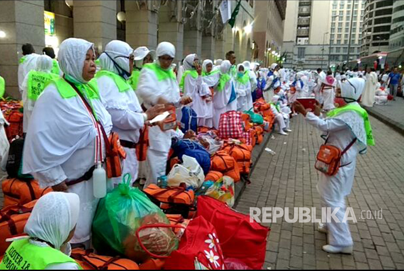 Jamaah haji UPG 18 menunggu bus yang akan membawa mereka dari Madinah ke Makkah, Ahad (20/8). Mereka telah bersiap-siap di depan hotel Taiba Arac Suites usai shalat subuh di Masjid Nabawi. 