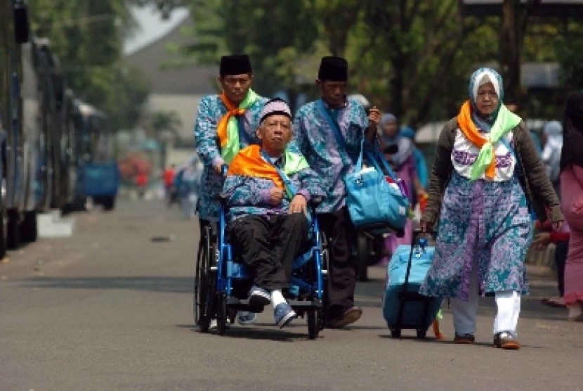 Jamaah haji yang menggunakan kursi roda