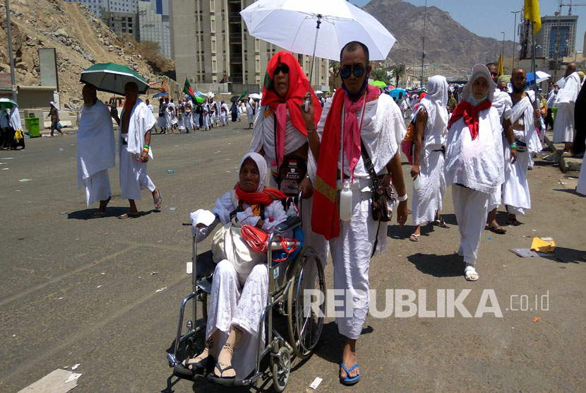 Jamaah haji yang menggunakan kursi roda banyak juga dijumpai ikut bersama kerabat dan rekannya berjalan kaki dari Mina menuju Makkah. Jarak yang ditempuh oleh rombongan jamaah haji tersebut bisa mencapai sekitar 7 kilometer (Ilustrasi)