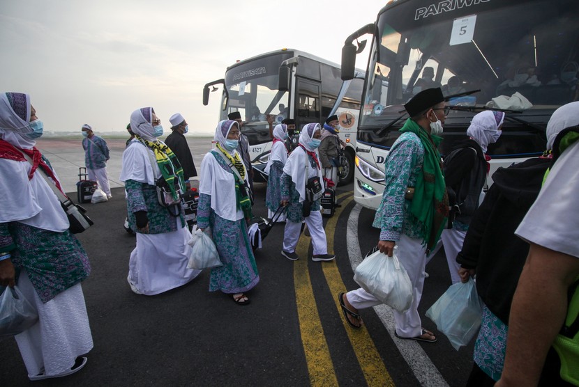 Jamaah haji yang tergabung dalam kelompok terbang (kloter) pertama tiba Terminal 2 Bandara Internasional Juanda Surabaya di Sidoarjo, Jawa Timur, Ahad (17/7/2022). Dirjen PHU: Keputusan Biaya Haji Tahun Ini Jadi Perkiraan Biaya ke Depan