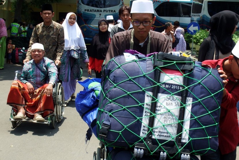 Jamaah haji yang tergabung kelompok terbang (kloter) 14 dan 15 tiba di Jombang, Jawa Timur, Senin (5/10).