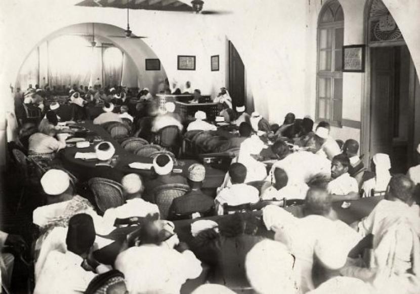 Misi Makkah Snouck Hurgronje dan Jamaah Haji Hindia Belanda. Foto: Jamaah haji zaman dulu tengah belajar pada ulama masyhur setibanya ke Makkah pada bulan Ramadhan.