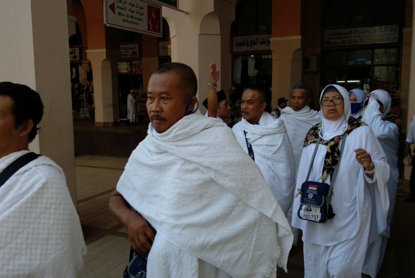 Jamaah Indonesia berhenti sejenak di Bir Ali, Madinah, guna membaca niat ihram dan shalat dua rakaat sebelum menuju Makkah, Kamis (26/7).