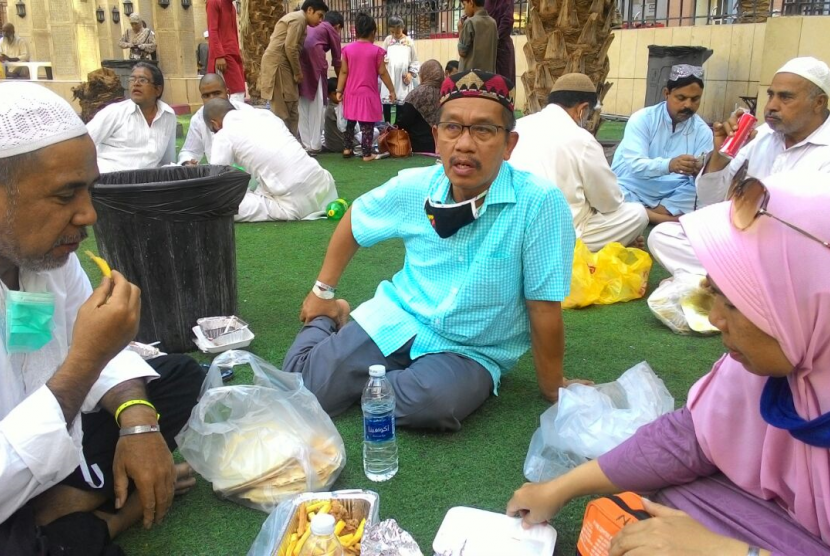 Jamaah Indonesia bersantai menikmati kuliner di taman dekat Pintu 25 Masjid Nabawi, Jumat siang (29/9).