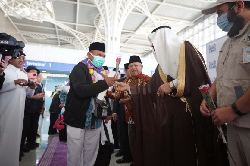 Jamaah Indonesia disambut di Bandara Madinah, Sabtu (4/6) 