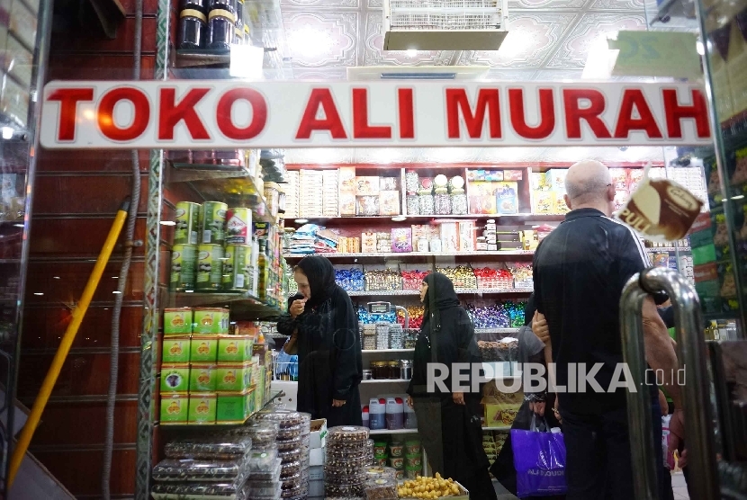 Jamaah Indonesia ketika berbelanja di toko Ali Murah kompleks Pasar Balad, Jeddah. Karena banyaknya pembeli asal Indonesia, transaksi di Pasar Balad bisa menggunakan uang rupiah