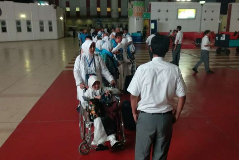 Jamaah Indonesia kloter terakhir dari Embarkasi Jakarta-Bekasi tiba di Bandara King Abdulazoz, Jeddah, Kamis (16/8) dinihari waktu setempat. Kedatangan itu memungkasi tibanya jamaah Indonesia di Tanah Suci.