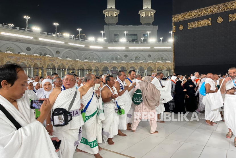 Jamaah Indonesia rombongan pertama tiba di Makkah melakukan umroh wajib di Masjidil Haram, Sabtu (10/5/2025).