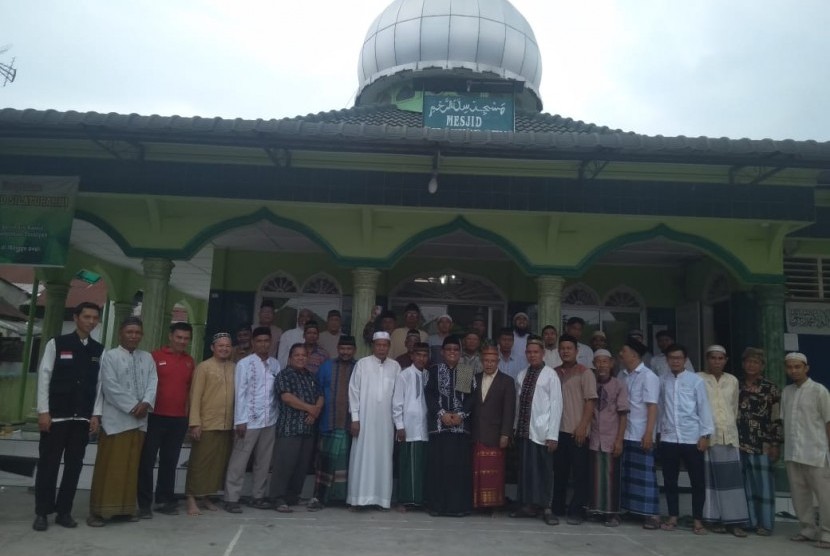 Jamaah Jumat perdana Masjid Silarurrahmi, Medan.