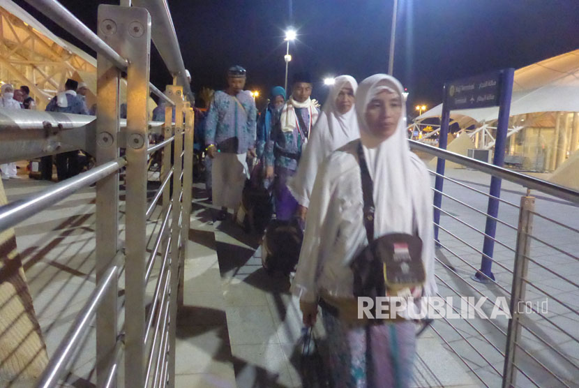 Jamaah kelompok terbang SUB (Surabaya) 44 saat tiba di Paviliun Haji Bandara Amir Muhammad Bin Abdul Aziz (AMAA) Madinah, 20 September 2017.