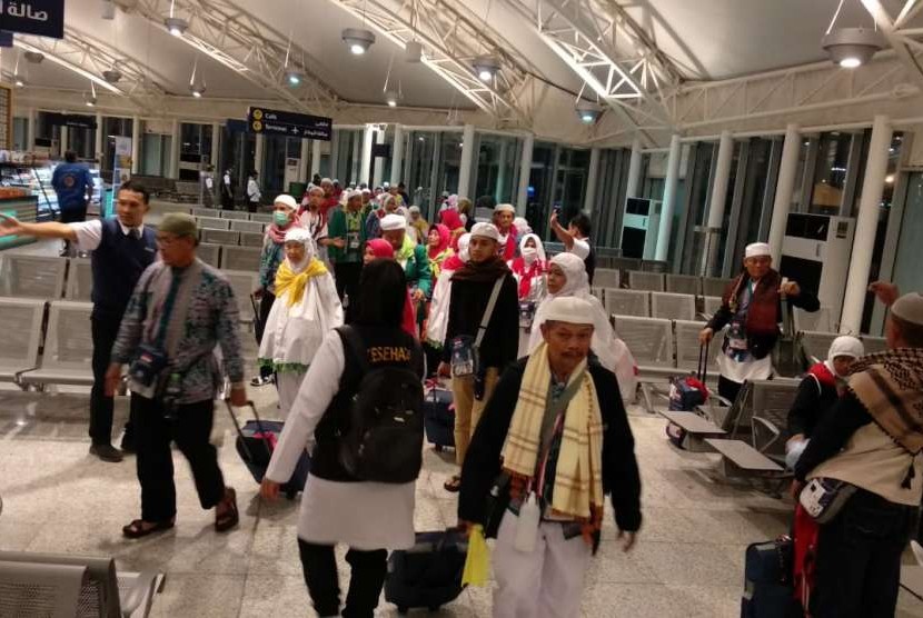 Jamaah Kloter 41 Embarkasi Jakarta-Bekasi memasuki ruang tunggu di Bandara Amir Muhammad bin Abdulaziz, Madinah, Ahad (9/9) dini hari. Kloter tersebut merupakan rombongan pertama yang bertolak pulang dalam gelombang kedua kepulangan jamaah haji.
