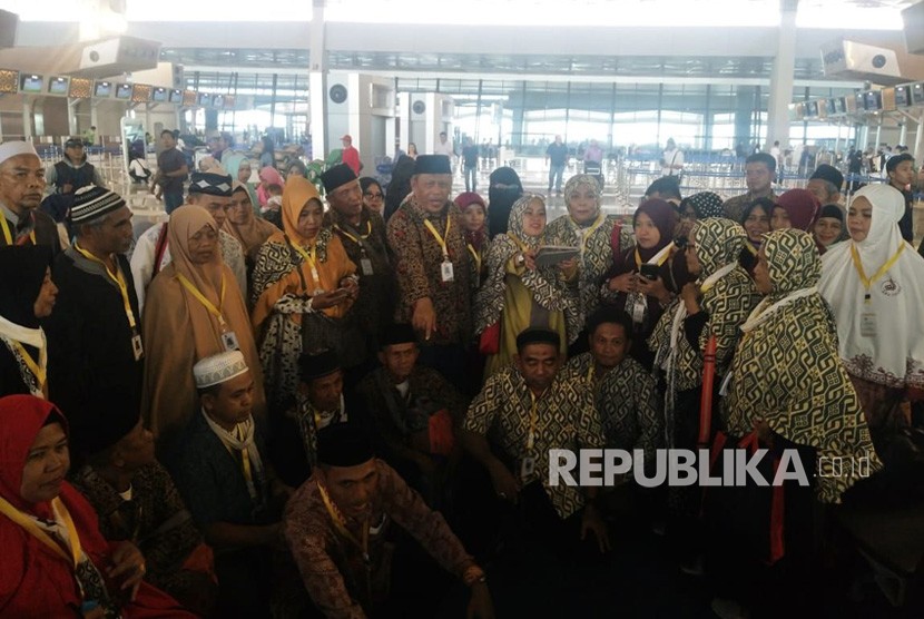 Jamaah korban Travel Abu Tours yang diberangkatkan oleh Pengawas Umrah dan Haji Republik Indonesia (PUHRI)  bersama Presiden PUHRI Eggi Sudjana di Bandara Soekarno-Hatta,  Ahad (13/5).