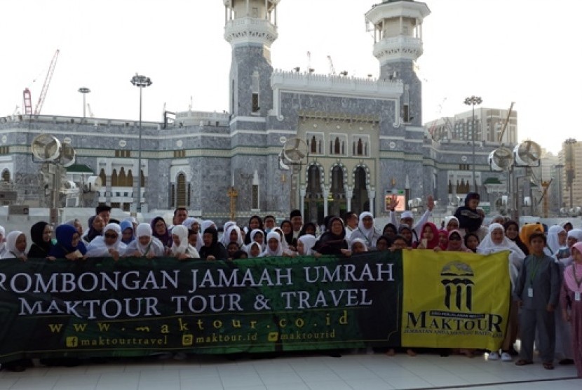 jamaah maktour tengah berada di depan masjidil haram