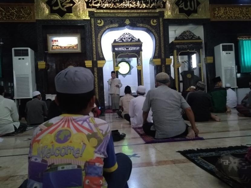 Jamaah Masjid Agung Indramayu melaksanakan sholat sunah Gerhana Matahari, Ahad (21/6). Pelaksanaan sholat di masjid tersebut dengan tetap menerapkan protokol pencegahan Covid-19. 