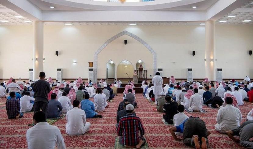 Arab Saudi Tutup 9 Masjid Akibat Virus Covid-19. Jamaah masjid di Arab Saudi