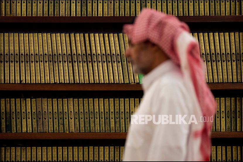 Jamaah masjid di Riyadh Arab Saudi tengah membaca Al Quran 