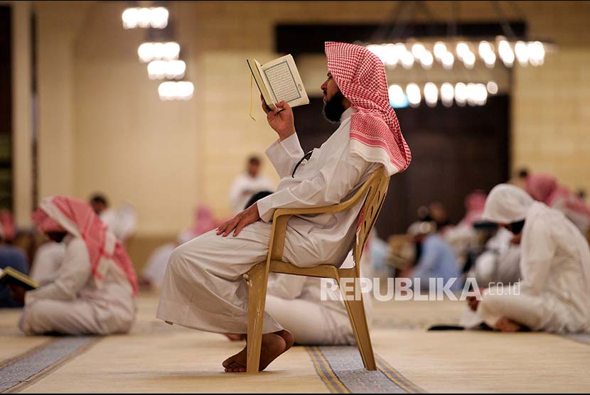 Jamaah masjid di Riyadh Arab Saudi tengah membaca Al Quran. Arab Saudi Copot Khatib Jumat yang Absen Bertugas dan tidak Patuhi Tema Khutbah