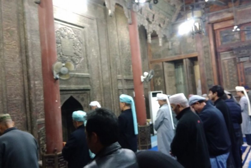 Jamaah Masjid Huajue berzikir usai shalat Maghrib, Rabu (25/10).