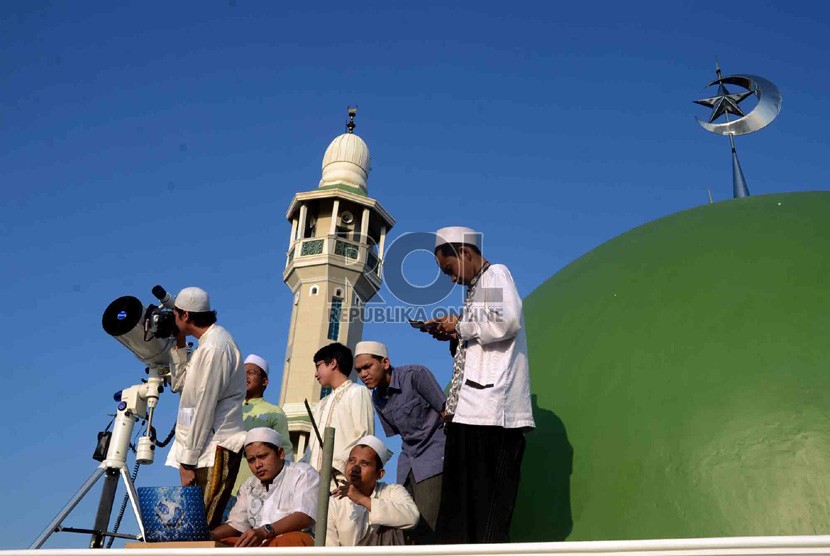 Jamaah Masjid Jami Al-Musari'in Basmol dan santri Al-Hidayah mengamati posisi hilal di Kembangan Utara, Jakarta Barat, Senin (8/7).  (Republika/Agung Supriyanto)
