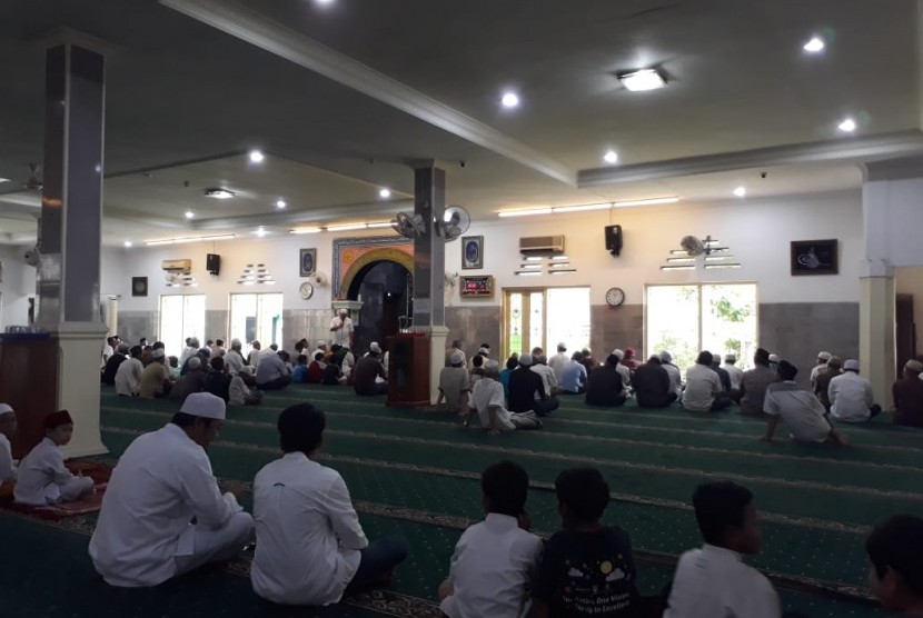 Jamaah Masjid Jami Matraman mendengarkan penjelasan tentang cara shalat Gerhana Matahari sebelum melakukan shalat, Kamis (26/12). 