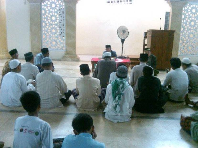 Konsep Ekonomi Islam Perlu Diperkenalkan dalam Kurikulum Australia. Foto:   Jamaah masjid Masjid At-Taqwa, Kompleks Pondok Pesantren Al-Fatah Cileungsi, Bogor.