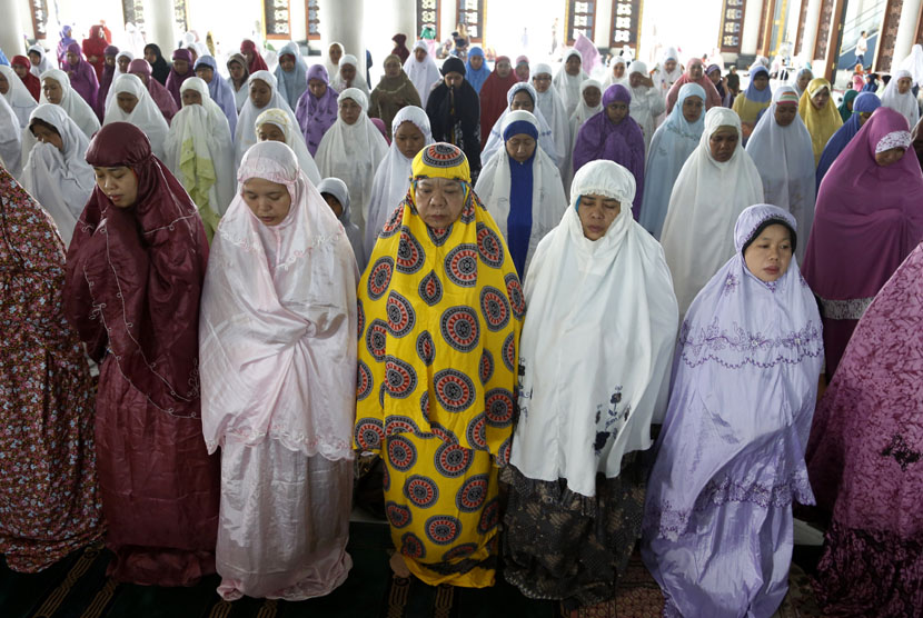  Jamaah Masjid Nasional Al AKbar di Surabaya melaksanakan Salat Ghaib, Jumat (2/1), untuk mendoakan korban kecelakaan pesawat Air Asia QZ-8501. (AP/Dita Alangkara)