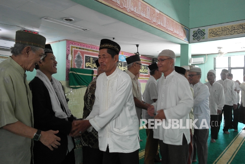 Jamaah  saling bersalaman 