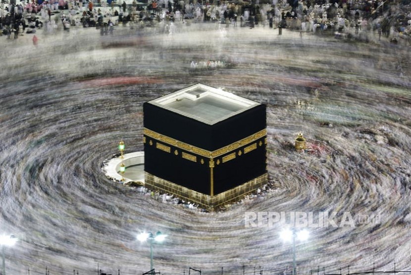 Jamaah Masjidil Haram bertawaf mengelilingi Ka'bah pada hari ketiga Tasyrik di Makkah, Rabu (13/8)