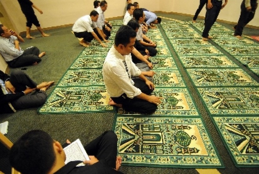 Jamaah melaksanakan ibadah shalat Zhuhur di mushala (Ilustrasi)