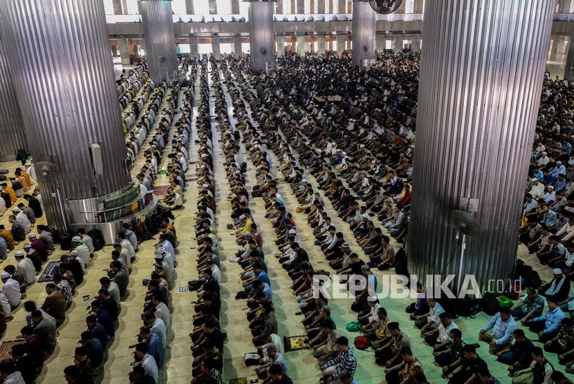 Komisi Fatwa MUI Imbau JamaahShalat Wajib dan Jumat di Rumah. Jamaah melaksanakan ibadah shalat jumat di Masjid Istiqlal, Jakarta Pusat, Jumat (13/3). (Republika/Thoudy Badai)