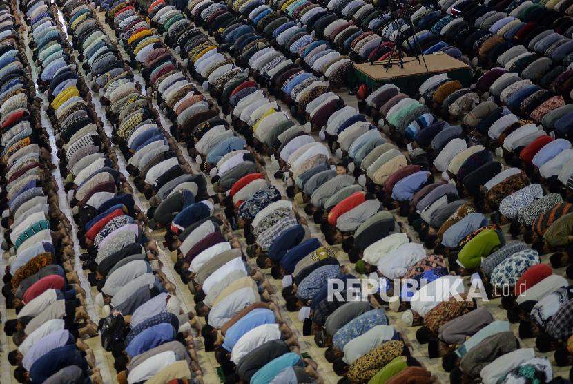  Jamaah melaksanakan ibadah shalat jumat di Masjid Istiqlal, Jakarta Pusat, Jumat (13/3). Muslim di Papua Barat diminta bawa sajadah sendiri jika akan shalat Jumat. Ilustrasi.