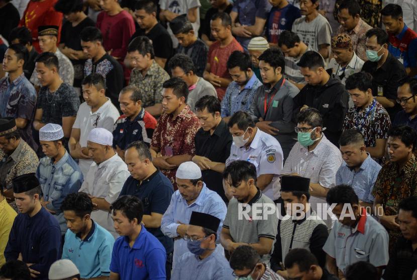  Persis Menyambut Baik Fatwa Corona MUI. Jamaah melaksanakan ibadah shalat jumat di Masjid Istiqlal, Jakarta Pusat.