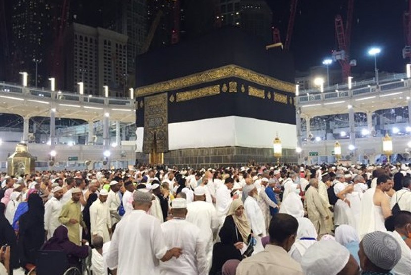 Jamaah melaksanakan ibadah tawaf di Masjidil Haram, Makkah, Sabtu (12/9).  (foto : AP)