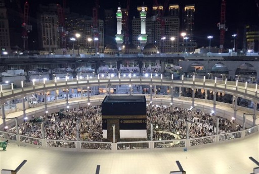 Jamaah melaksanakan ibadah tawaf di Masjidil Haram, Makkah, Sabtu (12/9).  (foto : AP)