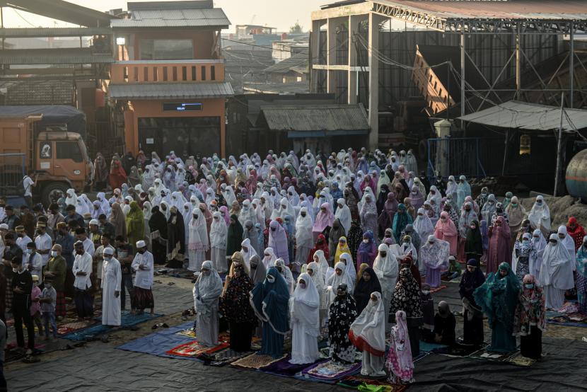 Jamaah melaksanakan shalat Idul Adha di lapangan Pangkalan Pasir, Cilincing Baru, Jakarta Utara, Selasa (20/7).