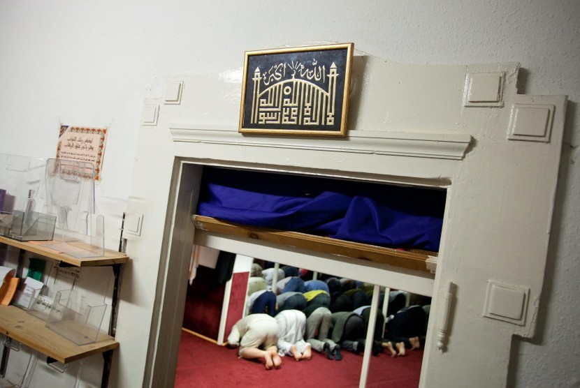 Jamaah melakukan shalat di Masjid Da El Salam di Budapest, Hongaria.