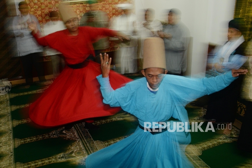  Jamaah melakukan Tarian Sufi (Darvis Whirling Dance) di Rumi Cafe di kawasan Kebayoran Baru, Jakarta Selatan, Senin (5/6) malam.