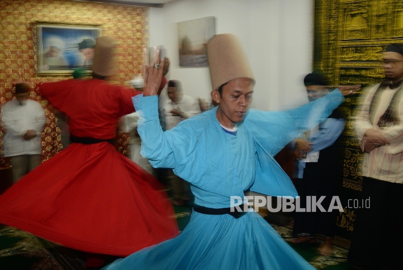  Jamaah melakukan Tarian Sufi (Darvis Whirling Dance) di Rumi Cafe di kawasan Kebayoran Baru, Jakarta Selatan, Senin (5/6) malam. 