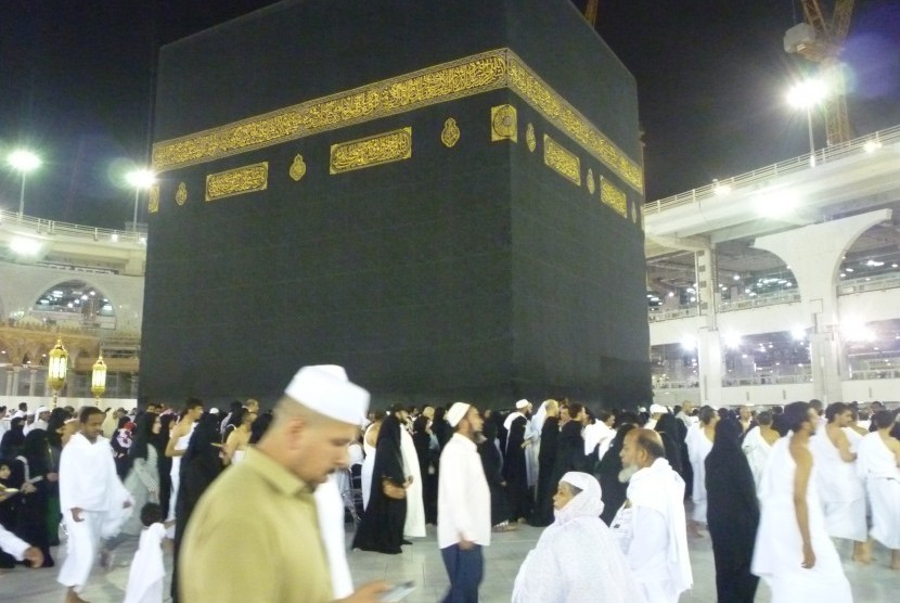 Jamaah melakukan tawaf mengitari Ka’bah di Masjidil Haram, Makkah, Arab Saudi, Rabu (10/11). 
