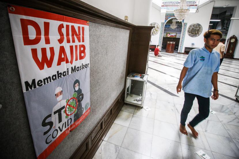 Jamaah melintas di dalam Masjid Cut Meutia, Jakarta, Sabtu (10/4/2021). Pemerintah Provinsi DKI tidak melarang pelaksanaan shalat tarawih pada bulan suci Ramadhan tahun 2021 mendatang dengan tetap mematuhi protokol kesehatan COVID-19. 