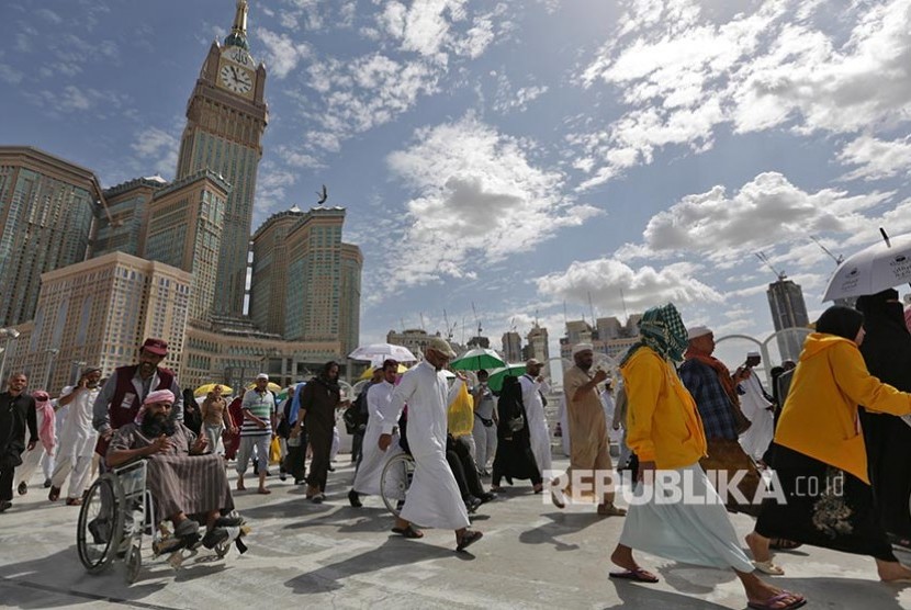 Jamaah melintasi pelataran Masjidil Haram, Makkah, Selasa (13/8).