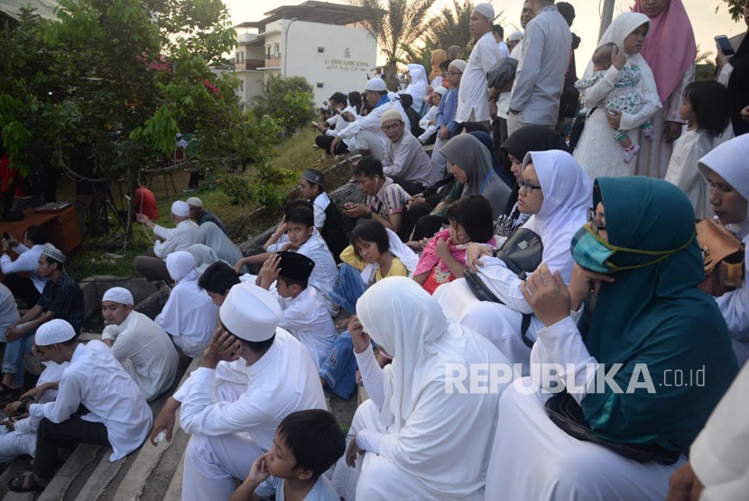 Jamaah memadati area disekitar pemakaman Ustaz Arifin Ilham  di Ponpes Az-Zikra,  Gunung Sindur, Bogor, Jawa Barat, Kamis (23/5).