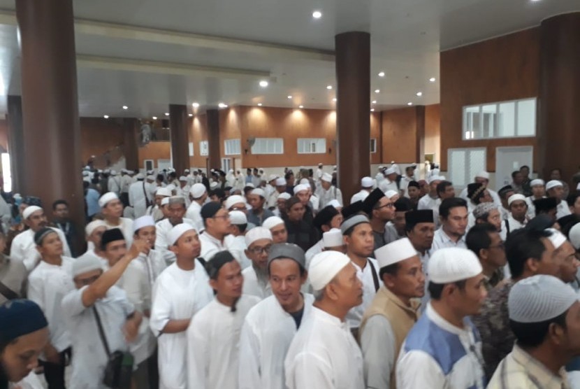 Jamaah memadati Masjid Az-Zikra di Ponpes Az-Zikra,  Gunung Sindur, Bogor, Jawa Barat, Kamis (23/5). Kedatangan mereka untuk mengiringi pemakaman Ustaz Arifin Ilham, pimpinan ponpes tersebut.