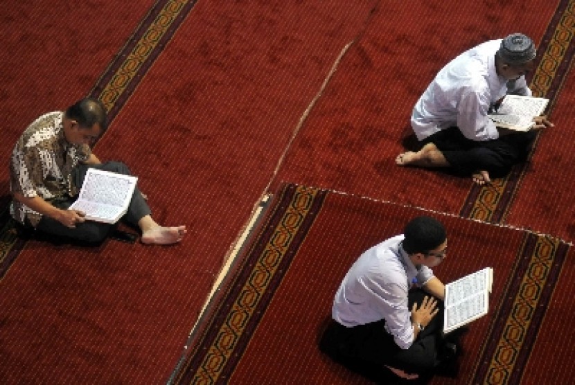 Jamaah membaca Alqur'an usai shalat dhuhur berjamaah di Masjid Istiqlal, Jakarta, Rabu (2/7).