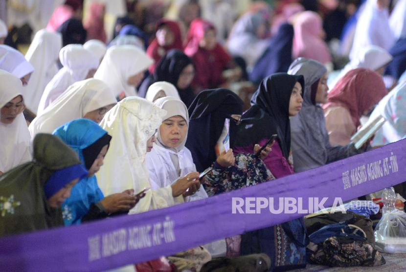 Jamaah membaca Alquran di Masjid At-Tin, Jakarta, Ahad (31/12). Sejumlah jaamah mulai memadati masjid At-Tin dan menunggu Dzikir Nasional 2017 dengan membaca Alquran.