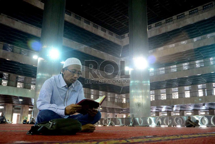  Jamaah membaca Alquran di Masjid Istiqlal, Jakarta, Rabu (10/7).  (Republika/Agung Supriyanto)
