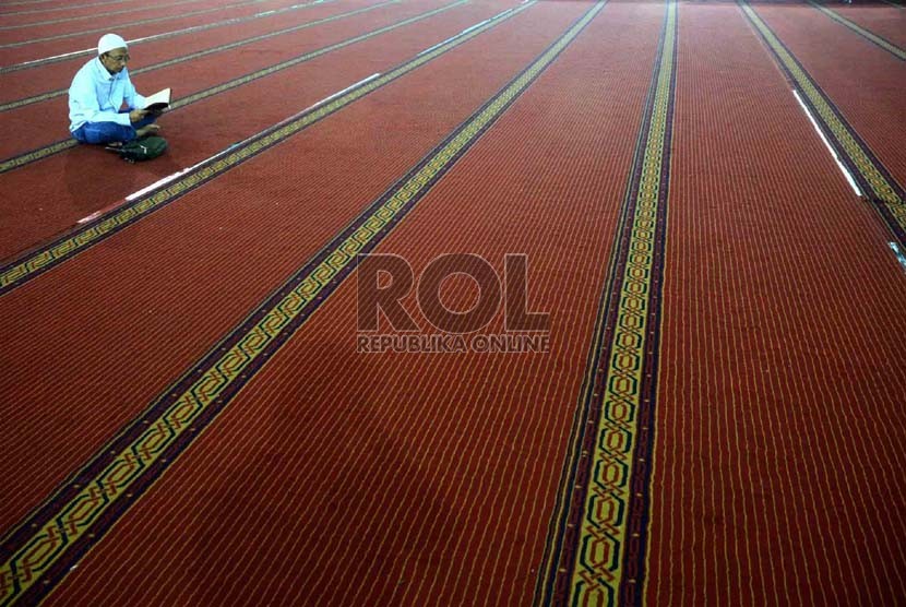  Jamaah membaca Alquran di Masjid Istiqlal, Jakarta, Rabu (10/7).  (Republika/Agung Supriyanto)