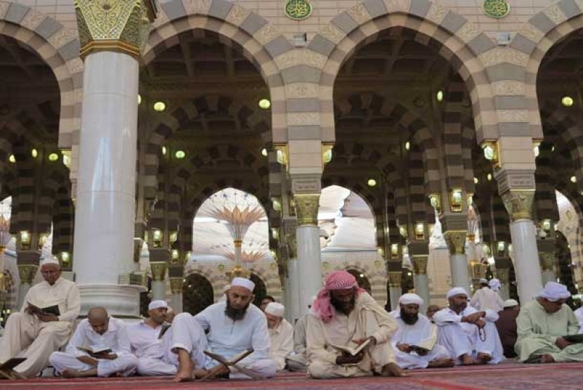 Jamaah membaca Alquran di masjid Nabawi, Madinah, Arab Saudi.  