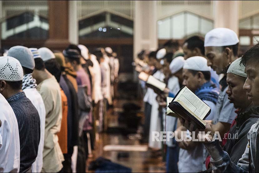 Jamaah membaca kitab suci saat shalat Tarawih di Masjid Raya Habiburahman di Bandung, Jawa Barat, Rabu (6/6) dini hari. Selama sepuluh hari terakhir Ramadan, umat muslim menetap dan bermalam dengan tenda di masjid untuk berjumpa dengan malam Lailatul Qadar. 