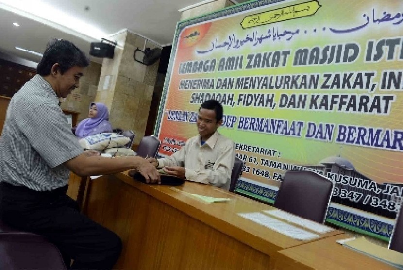 Jamaah membayar zakat fitrah di Masjid Istiqlal, Jakarta (ilustrasi).